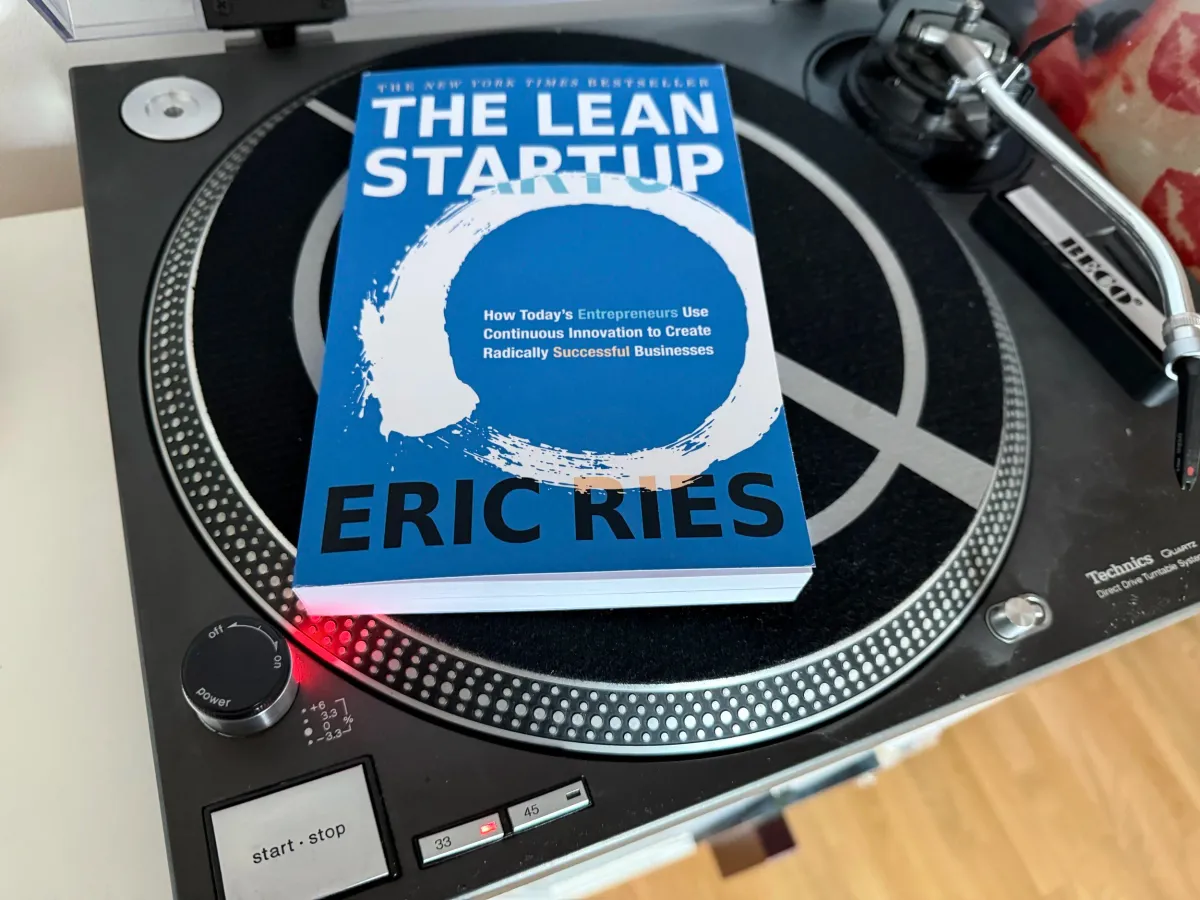 „The Lean Startup“ von Eric Ries liegt auf dem Teller eines Technics-Plattenspielers